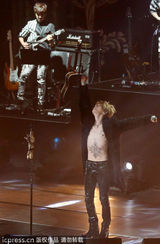 组图：金在中南京火热开唱 赤裸上身大方秀纹身