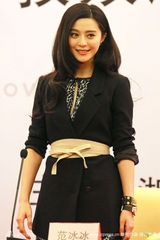 幻灯图集：范冰冰黑衣代言 长卷发披肩妩媚