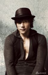 幻灯图集：型男李秉宪杂志照 冷峻男展柔情一面