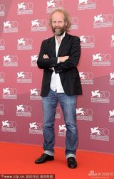 组图：《警官之妻》发布 导演携双胞胎萌翻全场