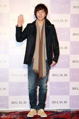 组图：苏志燮韩孝珠新片VIP试映 宋承宪等众星助阵