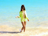 组图：蕾哈娜自曝海滩度假照 比基尼出镜大秀身材