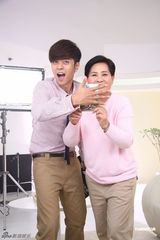 组图：罗志祥与母亲拍广告 身着母子装搞笑互动