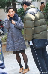 幻灯：陈冲片场打电话秀美戒 与外籍男友恩爱耳语