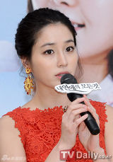 组图：李珉廷红裙亮相《我恋爱的一切》发布会