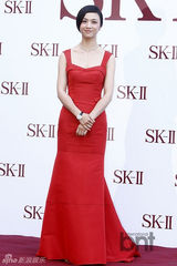 组图：汤唯林秀晶李妍熙出席活动同穿红裙斗艳