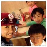 组图：曝张柏芝母子新加坡私房照 生活惬意幸福