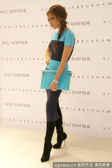 组图：贝嫂维多利亚撞色蓝裙亮相