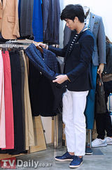 组图：金秀贤办粉丝会帅气亲和展阳光笑容