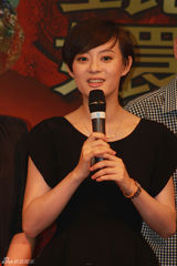 组图：《甄嬛》庆功孙俪黑衣亮相 当红娘鬼马创意多