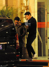 组图：冯绍峰宴请许鞍华 一路搀扶礼数周全