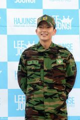 高清组图：韩星李准基退伍现场 千名粉丝迎接