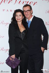 组图：钟楚红低胸马甲亮相劝后辈交友慎重