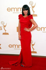组图：63届艾美奖红毯 丽娅-米雪儿长裙明艳如火