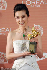 高清：金马后台戴立忍抱奖杯 李冰冰眼含热泪