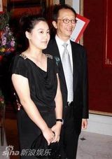 组图：伏明霞一家五口列队出游 教子有方似野营拉练