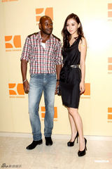 Angelababy称黄晓明为家人 妩媚合影何润东(图)