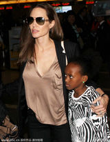 组图：朱莉深V衫现身机场 养女扎哈拉一脸不爽