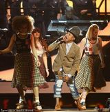 组图：全英音乐水果姐展最炫民族风 艾丽露胸衣