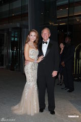 组图：李玟着鱼尾礼服亮相 大方与丈夫亲吻拍照