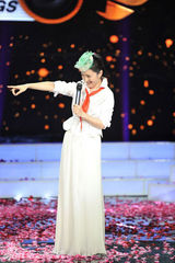 组图：杨钰莹亮相《歌声传奇》曝光儿时萌照