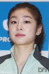 组图：金妍儿亮相签名会 恋情曝光后首现身