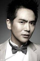 组图：张晓龙温眉恋虐心 爱恨写真显深情一面