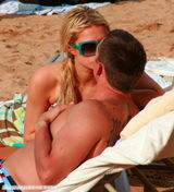 组图：希尔顿与男友鸳鸯浴 海滩戏水被搂蛮腰