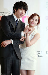 高清组图：韩星柳真结婚记者会 与老公甜蜜大秀恩爱