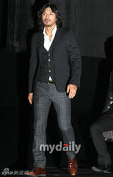 幻灯图集：张赫李多海等出席新剧发布会 黑衣肃穆