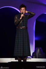 组图：张信哲红馆开唱 深情演绎哲式情歌