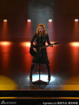 组图：麦当娜巴黎开唱 豪放岔双腿无惧露底