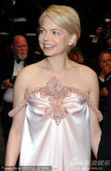 幻灯图集：《蓝色情人节》首映 希斯-莱杰遗孀现身