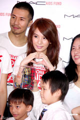 组图：Hebe亲切可爱热心公益 透露Ella赴美学英文