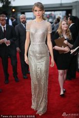 组图：泰勒-斯威夫特透视抹胸裙靓丽十足