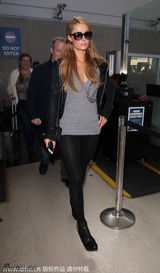 组图：希尔顿黑超遮面 V领T恤搭紧身裤秀性感