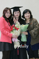 幻灯图：张娜拉大学毕业 一身学士服神情娇俏