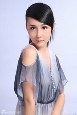 组图：陈美行新年写真飘逸纯情 淡蓝薄衫清爽动人