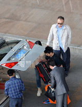 组图：陈凯歌陈红回京走VIP通道 儿子比母亲高