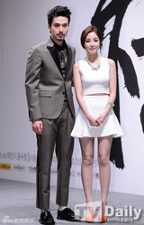 组图：宋智孝马尾白裙清秀亮相《天命》发布会