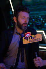 高清图：动漫展专访迈克尔-辛 和小浪亲密接触