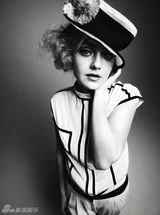 组图：达科塔-范宁金色卷发登封面 萝莉初成长