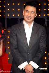 幻灯图：范冰冰垫肩装夸张抢镜 与刘璇同场争艳