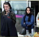 组图：打雷姐携男友恩爱亮相 围巾包头异域风