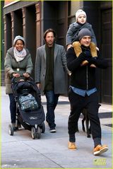 组图：奥兰多带子出街骑大马 小弗林吐舌卖萌