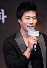 高清图：《到炮火中去》发布会 权相佑(权相宇)等出席