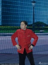 组图：春晚冯巩郭冬临小品《搭把手不孤独》