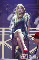 组图：SHINee回归打榜军服风帅气 女团露腰秀腿