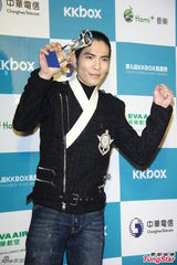 组图：萧敬腾受恐吓照常演出 保镖贴身保护