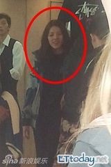 组图：陈冠希带小女友出席活动笑容满面